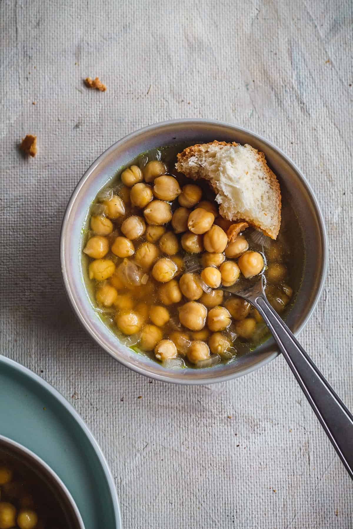 https://tacoandtiramisu.com/wp-content/uploads/2022/03/Simple-Chickpea-Soup-11.jpg