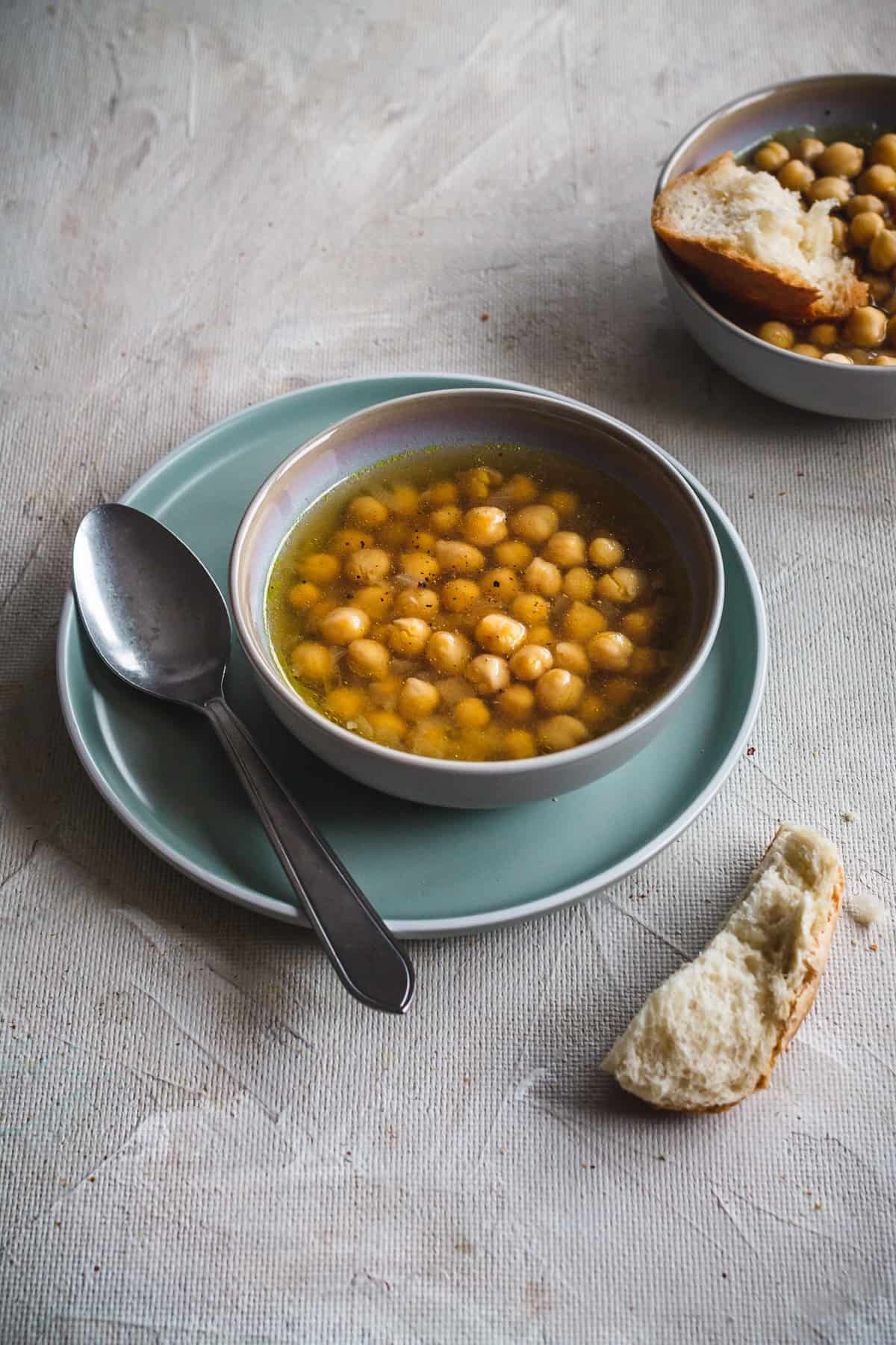 https://tacoandtiramisu.com/wp-content/uploads/2022/03/Simple-Chickpea-Soup-8.jpg